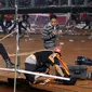 Polisi mengamankan laga Persija melawan Sriwijaya FC pada laga Torabika SC 2016 di SUGBK, Sabtu (24/6/2016). (Bola.com/Nicklas Hanoatubun)