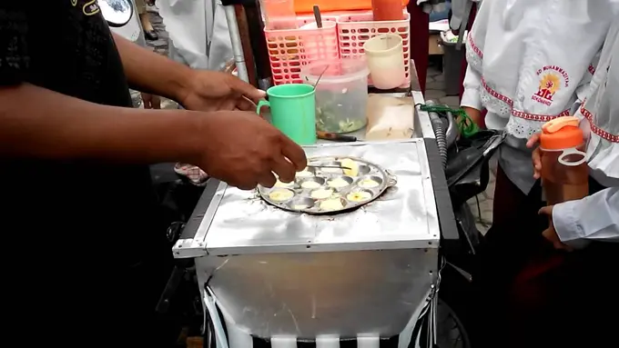 Nostalgia dengan Menyantap 3 Jajanan Olahan Telur Khas 90-an