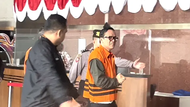 Wakil Menteri Ketenagakerjaan Immanuel Ebenezer Menangis saat Digelandang KPK