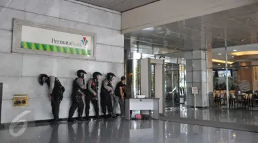 Sejumlah tim Antiteror Brimob saat melakukan penyergapan di Gedung Djakarta Theatre, Jakarta, Kamis (14/1). Gedung itu diduga adalah tempat bersembunyi pelaku ledakan Pos Polisi perempatan Sarinah Thamrin. (Liputan6.com/Gempur M Surya)