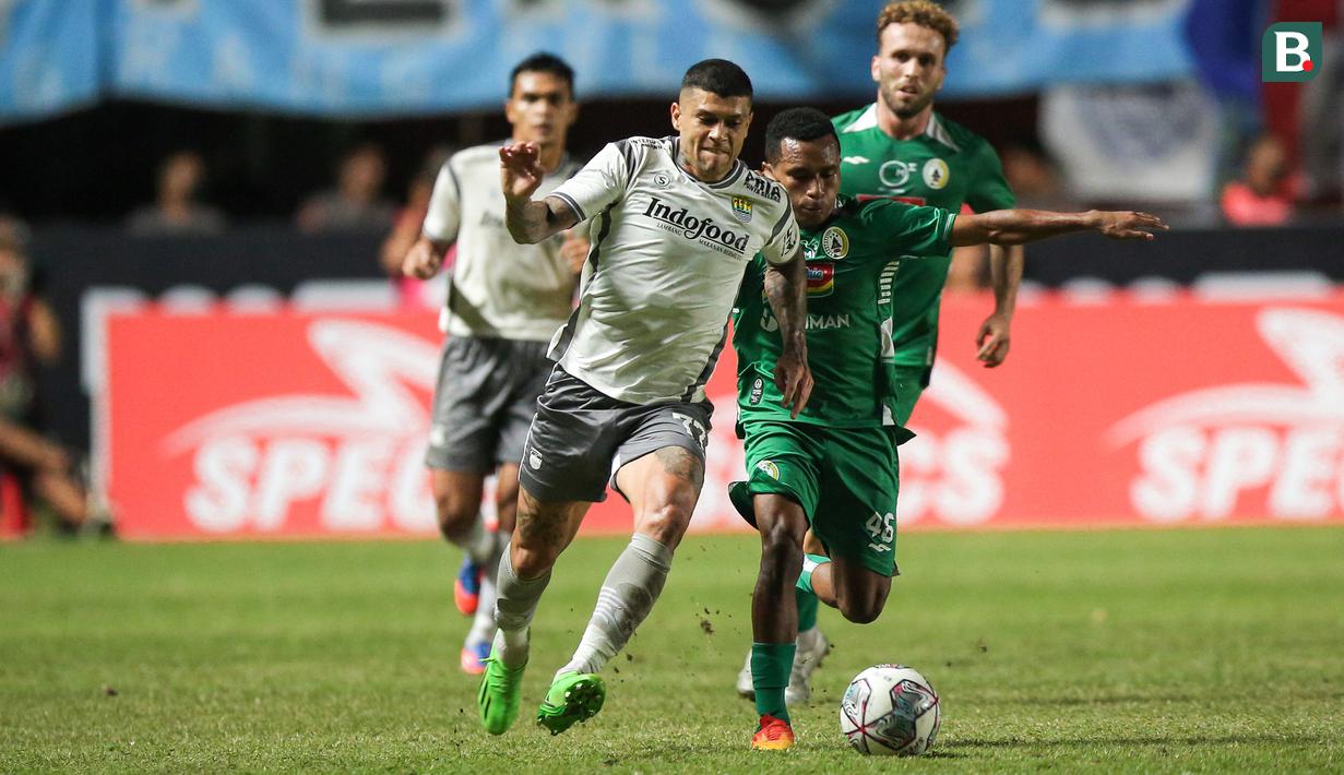 Pemain Persib Bandung, Ciro Alves (kiri) berusaha melewati pemain PSS Sleman, Todd Ferre saat laga pekan kelima BRI Liga 1 2022/2023 antara PSS Sleman melawan Persia Bandung di Stadion Maguwoharjo, Sleman, Jumat (19/08/2022). (Bola.com/Bagaskara Lazuardi)