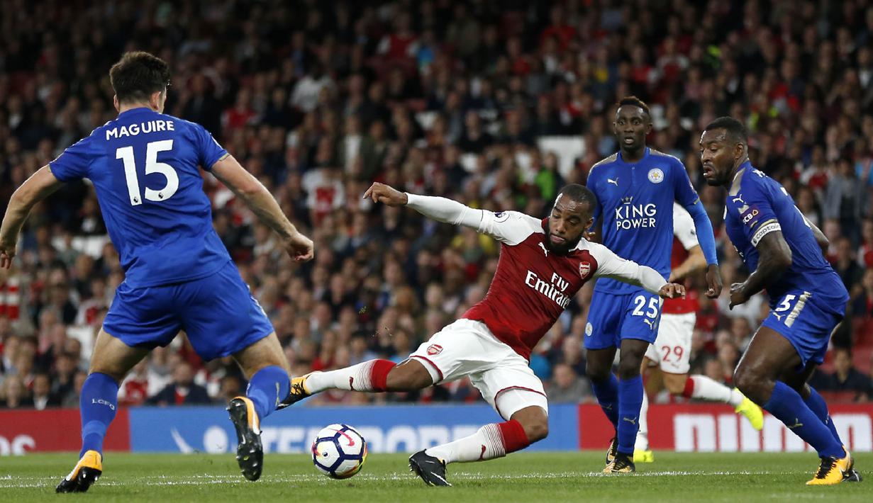 Striker Arsenal, Alexandre Lacazette, berusaha melepaskan tendangan saat melawan Leicester pada laga Premier League di Stadion Emirates, London, Jumat (11/8/2017). Arsenal menang 4-3 atas Leicester. (AFP/Ian Kington)