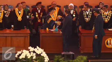 Ketua Umum DPP PDIP Megawati Soekarnoputri mendapat ucapan selamat dari Wapres Jusuf Kalla usai menerima gelar doktor honoris causa bidang politik dan pemerintah di UNPAD, Bandung, Rabu (25/5). (Liputan6.com/Gempur M Surya)