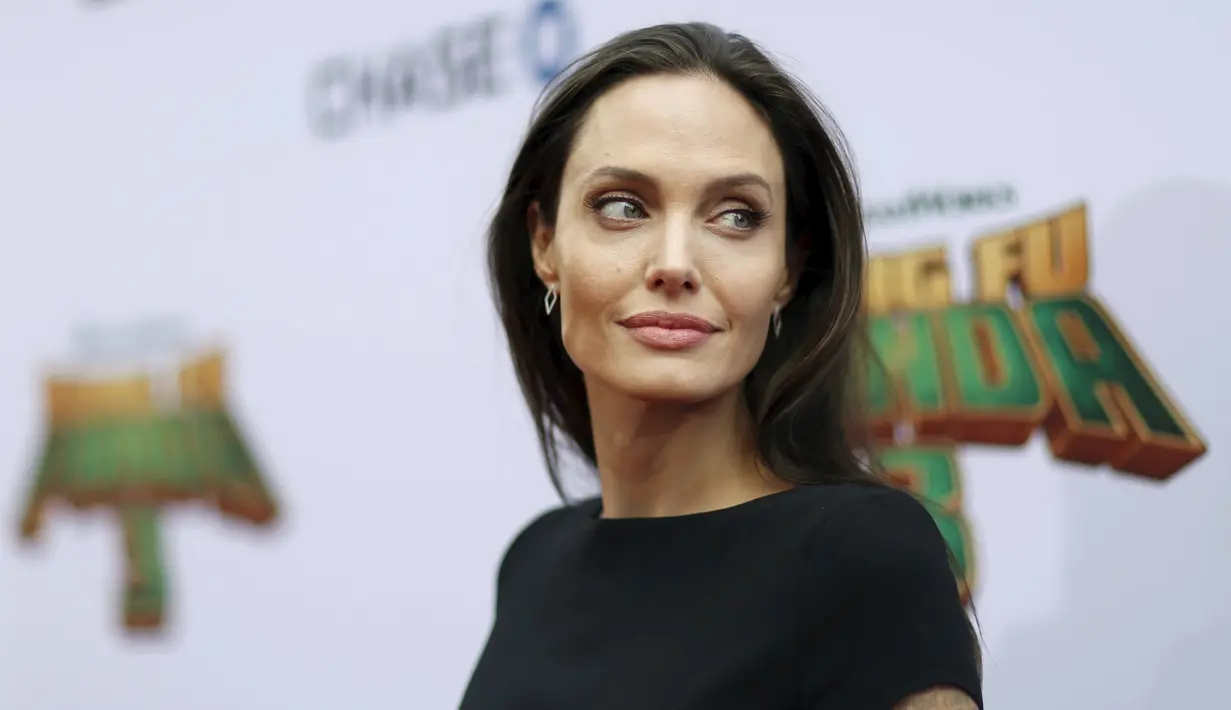 Angelina Jolie berpose pada acara pemutaran perdana film " Kung Fu Panda 3 " di teater TCL Cina di Hollywood, California 16 Januari 2016. Badan Angelina Jolie tampak kurus, bahkan kabarnya berat badannya cuma 37 kg. (REUTERS/Mario Anzuoni)