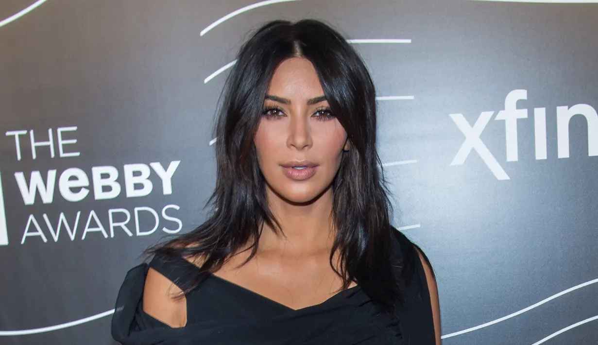 Kim Kardashian saat menghadiri Webby Awards di New York City pada 16 Mei 2016. Kim menempati urutan kedua wanita tercantik versi sains dengan poin 91,39 persen. (AFP PHOTO/Mark Sagliocco)