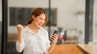 Potret seorang wanita bahagia mendapatkan harga spesial. (saiarlawka9@gmail.com/depositphotos.com)