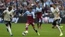 Gelandang West Ham, Pablo Fornals, menggiring bola saat melawan Manchester United pada laga Premier League di Stadion London, London, Minggu (22/9). West Ham menang 2-0 atas MU. (AFP/Ian Kington)