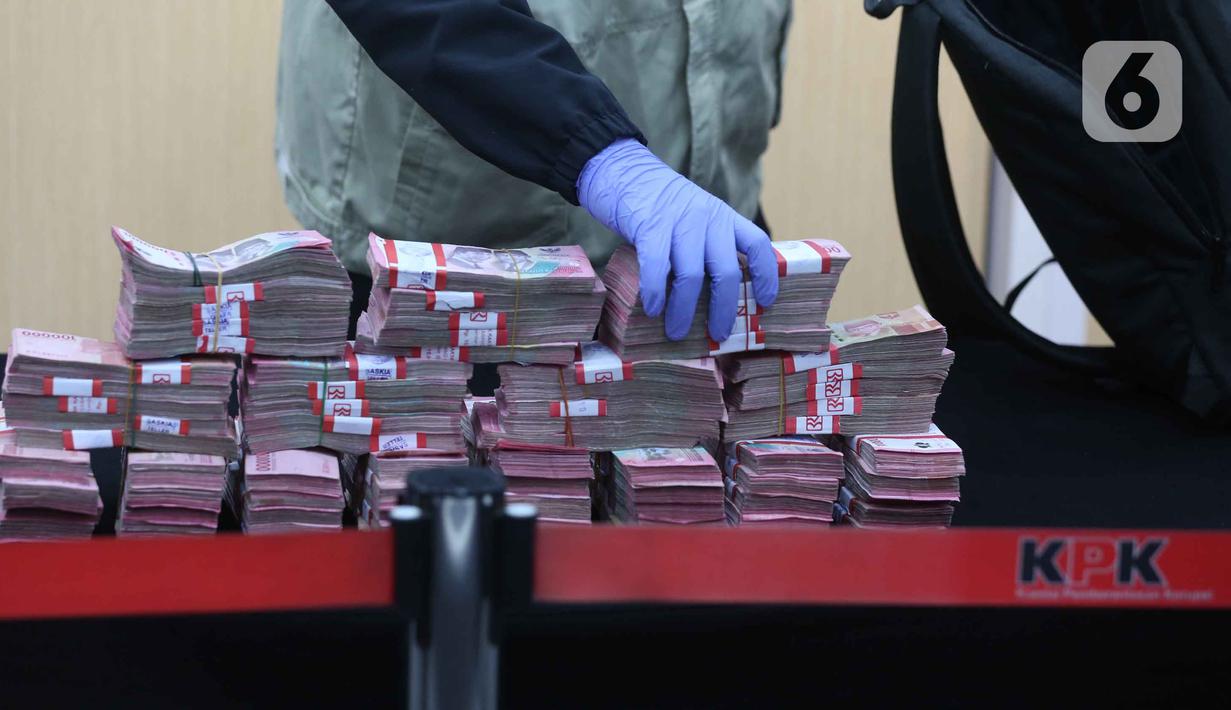 Mereka adalah I Wayan Eka Mariarta (Ketua Pengadilan Negeri (PN) Depok) dan Bambang Setyawan (Wakil Ketua Pengadilan Negeri (PN) Depok), dan Yohansyah Maruanaya (Jurusita pada Pengadilan Negeri (PN) Depok). Tampak dalam foto, petugas menata uang barang bukti hasil Operasi Tangkap Tangan (OTT) terduga pelaku tindak pidana korupsi terkait penerimaan atau janji dalam pengurusan sengketa lahan di Pengadilan Negeri Depok di gedung Merah Putih Komisi Pemberantasan Korupsi (KPK), Jakarta, Jumat (6/2/2026). (Liputan6.com/Helmi Fithriansyah)