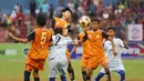 Pertandingan Final Rusun Cup antara Rusun Pulo Gebang (Oranye) melawan Rusun Daan Mogot (Biru) di Stadion Soemantri Brojonegoro, Jakarta, Minggu (8/11/2015). Rusun Daan Mogot menang 4-0 dalam pertandingan tersebut. (Bola.com/Nicklas Hanoatubun)