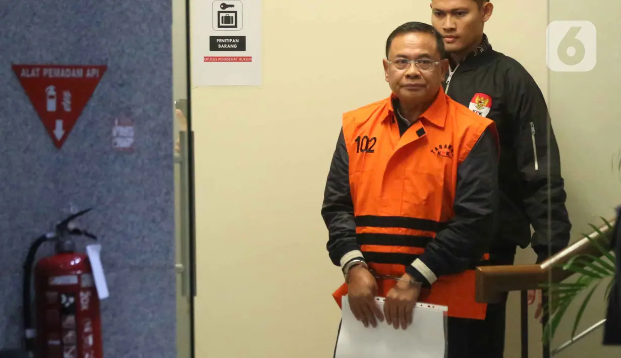 Atas perbuatannya, terhadap para tersangka disangkakan telah melanggar Pasal 12 huruf e UU No 31 tahun 1999 sebagaimana telah diubah dengan UU Nomor 20 Tahun 2001 juncto Pasal 20 huruf c KUHP. Tampak dalam foto, Bupati Pati, Sudewo dikawal petugas usai menjalani pemeriksaan intensif di Gedung Merah Putih Komisi Pemberantasan Korupsi (KPK), Jakarta, Selasa (20/1/2026). (Liputan6.com/Helmi Fithriansyah)