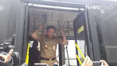 Suasana Balai Kota DKI Jakarta mendadak riuh saat Gubernur DKI Jakarta Basuki Tjahaja Purnama alias Ahok memasuki gerbang Balai Kota dengan menggunakan bus Transjakarta Vintage