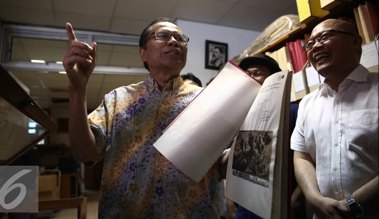 Bakal calon Gubernur DKI Jakarta Rizal Ramli melakukan kunjungan ke Pusat Dokumentasi Sastra HB Jassin, Jakarta, Jumat (26/8). (Liputan6.com/Faizal Fanani)