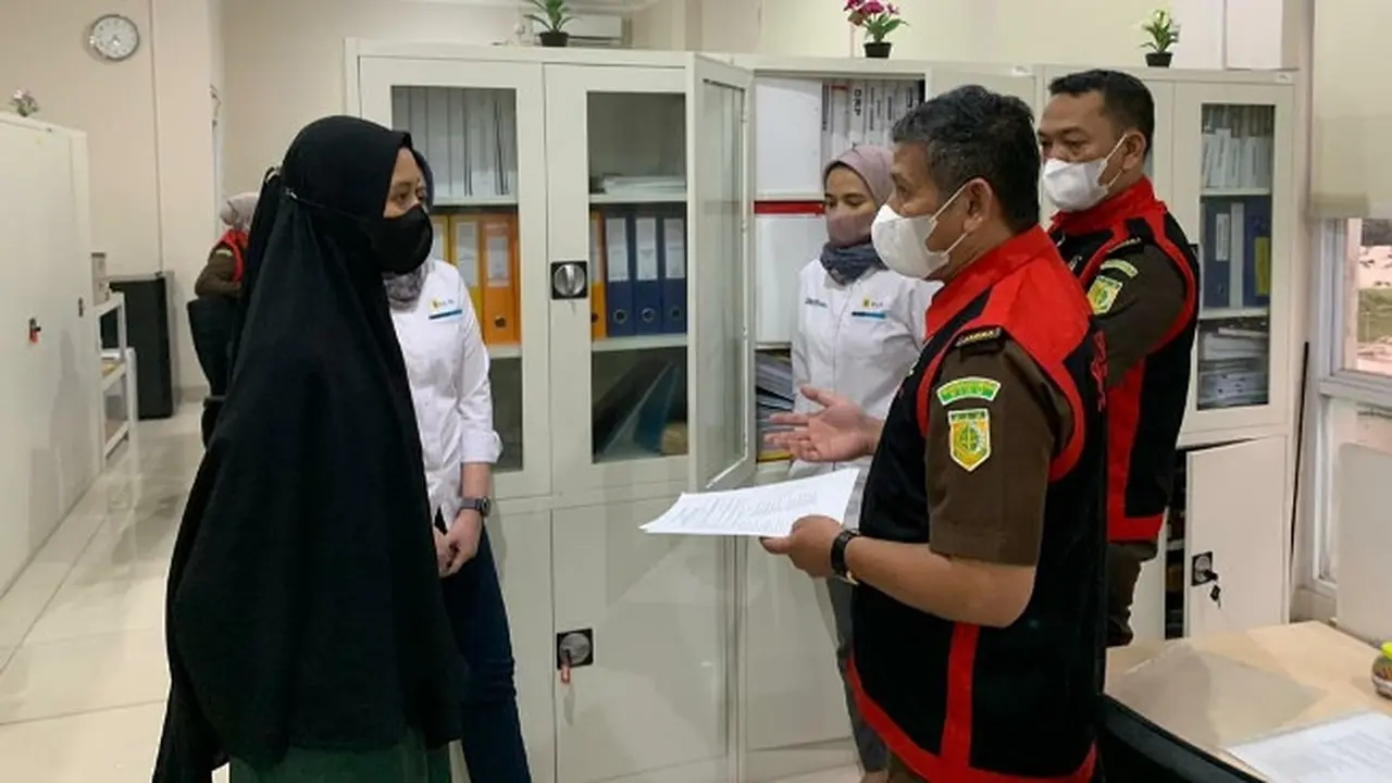 Penyidik Pidana Khusus Kejati Riau saat menggeledah kantor PLN terkait dugaan korupsi jaringan listrik.
