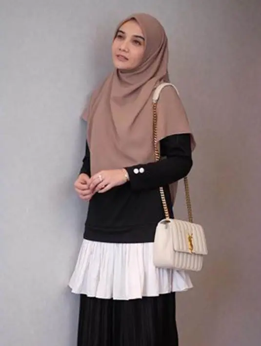 Hijab berwarna pastel menjadi salah satu fashion item favorit Kia yang cocok dipadukan dengan berbagai jenis outfit. (Liputan6.com/IG/@zaskiasungkar)