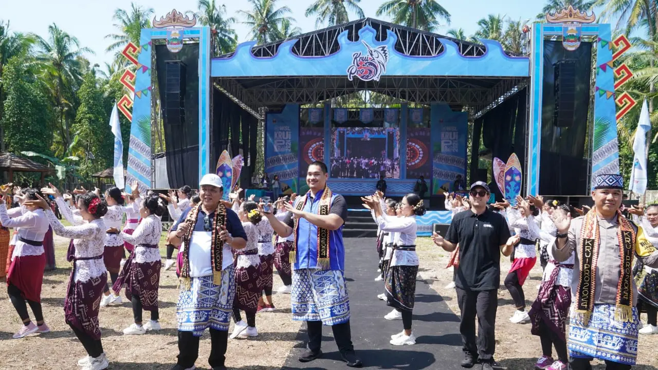 Menpora Dito Ariotedjo membuka ajang WSL Krui Pro 2024 QS 5000 bersama Gubernur Lampung Arinal Djunaidi di Pesisir Barat, Lampung. Foto : (Istimewa).