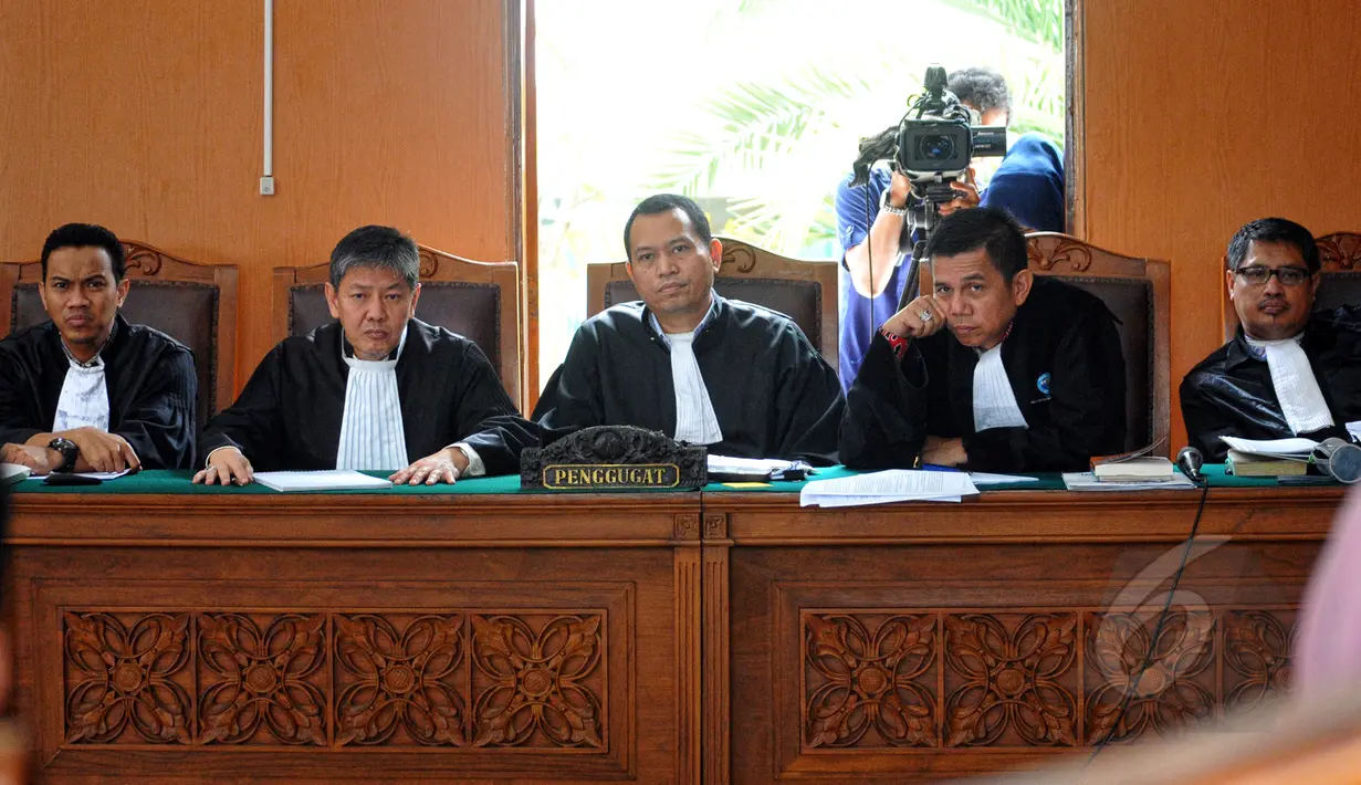 Tim kuasa hukum mantan Menteri ESDM, Jero Wacik saat mendengarkan keterangan saksi ahli, mantan Hakim Agung, Yahya Harahap pada sidang lanjutan praperadilan di Pengadilan Negeri Jakarta Selatan, Jumat (24/4/2015). (Liputan6.com/Yoppy Renato) 