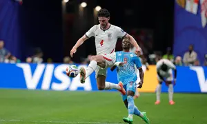 Pemain Inggris Declan Rice melompat untuk merebut bola di depan pemain Kongo Brian Cipenga selama pertandingan sepak bola babak 32 Piala Dunia antara Inggris dan Kongo di Atlanta, Rabu, (01/07/2026). (AP Photo/Butch Dill)