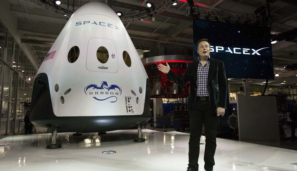 CEO SpaceX, Elon Musk memberikan beberapa keterangan saat konferensi pers peluncuran pesawat ruang angkasa SpaceX's Dragon V2 di Hawthorne, California, (29/5/2014). (REUTERS/Mario Anzuoni)
