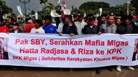 Aliansi Solidaritas Kerakyatan Khusus Migas (SKK MIGAS) menggelar aksi unjuk rasa di depan Istana Negara, Jakarta, Selasa (10/6/14). (Liputan6.com/Andrian M Tunay)