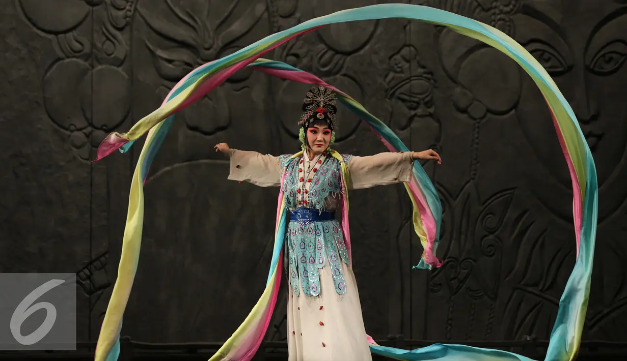 Sebuah pagelaran Opera China dipentaskan di Beijing, Sabtu (22/8/2015). Di saat demam KPOP mendera, beberapa seniman China memilih bertahan dengan seni teater opera China (Liputan6.com/Isna Setyanova)