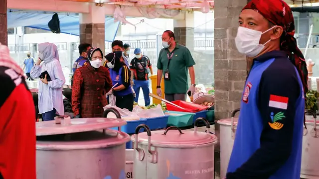 Perkuat Pengelolaan Dapur Umum, Mensos Risma Bakal Gandeng Karang Taruna