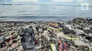 Sampah mencemari kawasan pesisir Cilincing, Jakarta Utara, Rabu (8/6/2022). Indonesia menempati posisi kedua setelah China sebagai negara penghasil sampah laut terbesar di dunia. (merdeka.com/Iqbal S. Nugroho)