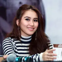 “Gue takut kalau akan terjadi sama yang dialami. Kebetulan aja karena lagu dibuat barengan. Banyak orang hidupnya galau daripada seneng-seneng," ujar ibu satu anak ini. (Deki Prayoga/Bintang.com)