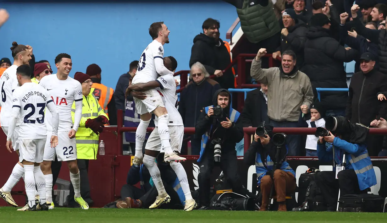 Selebrasi para pemain Tottenham Hotspur marayakan gol pertama ke gawang Aston Villa yang dicetak James Maddison (atas) pada laga pekan ke-28 Premier League 2023/2024 di Villa Park, Birmingham, Minggu (10/3/2024). (AFP/Darren Staples)