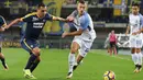 Pemain Inter Milan, Ivan Perisic berebut bola dengan pemain Hellas Verona, Orestes Romulo dalam lanjutan pertandingan Liga Serie A Italia di Marc'Antonio Bentegodi, Selasa (31/10). Inter menang 2-1 atas tuan rumah Verona. (Filippo Venezia/ANSA via AP)