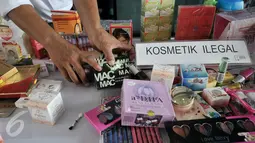 Petugas menata kosmetik ilegal saat pemusnahan barang bukti hasil sitaan di Cipayung, Jakarta, Kamis (25/8). BPOM memusnahkan 356.309 barang bukti yang terdiri dari 11.164 pangan impor dan 345.145 kosmetik ilegal senilai Rp16 M (Liputan6.com/Yoppy Renato)