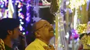 Seorang pelanggan membeli lampu hias di pasar menjelang Diwali, festival lampu Hindu, di Allahabad pada 20 Oktober 2022. Diwali, festival lampu, akan dirayakan pada 24 Oktober. (AFP/ Sanjay Kanojia)