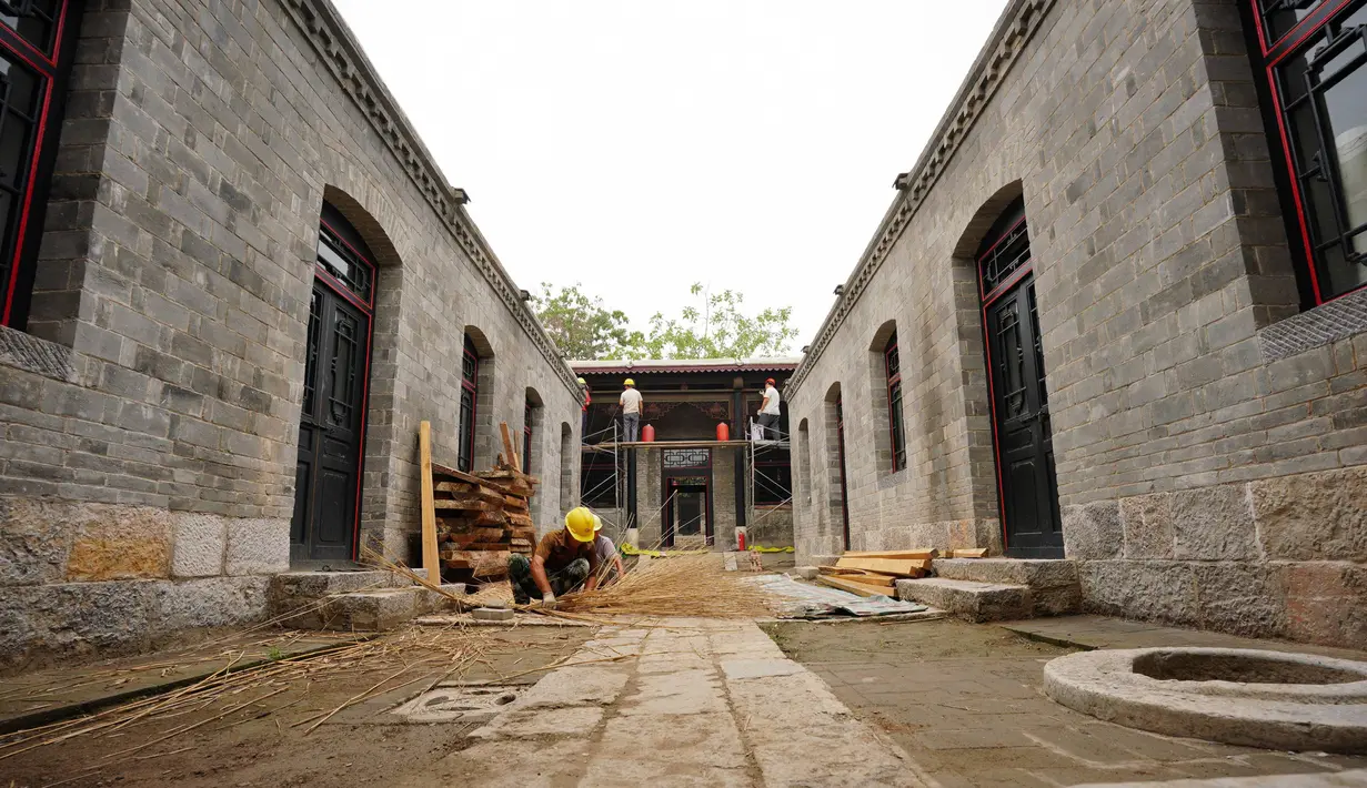 Para pekerja merenovasi rumah-rumah kuno di Distrik Xiangdu di Kota Xingtai, Provinsi Hebei, China, 14 Juli 2020. Pemerintah setempat tahun ini menjalankan proyek renovasi rumah kuno dengan tujuan merevitalisasi rumah-rumah tua dan memelihara warisan budaya arsitektur kuno. (Xinhua/Zhu Xudong)