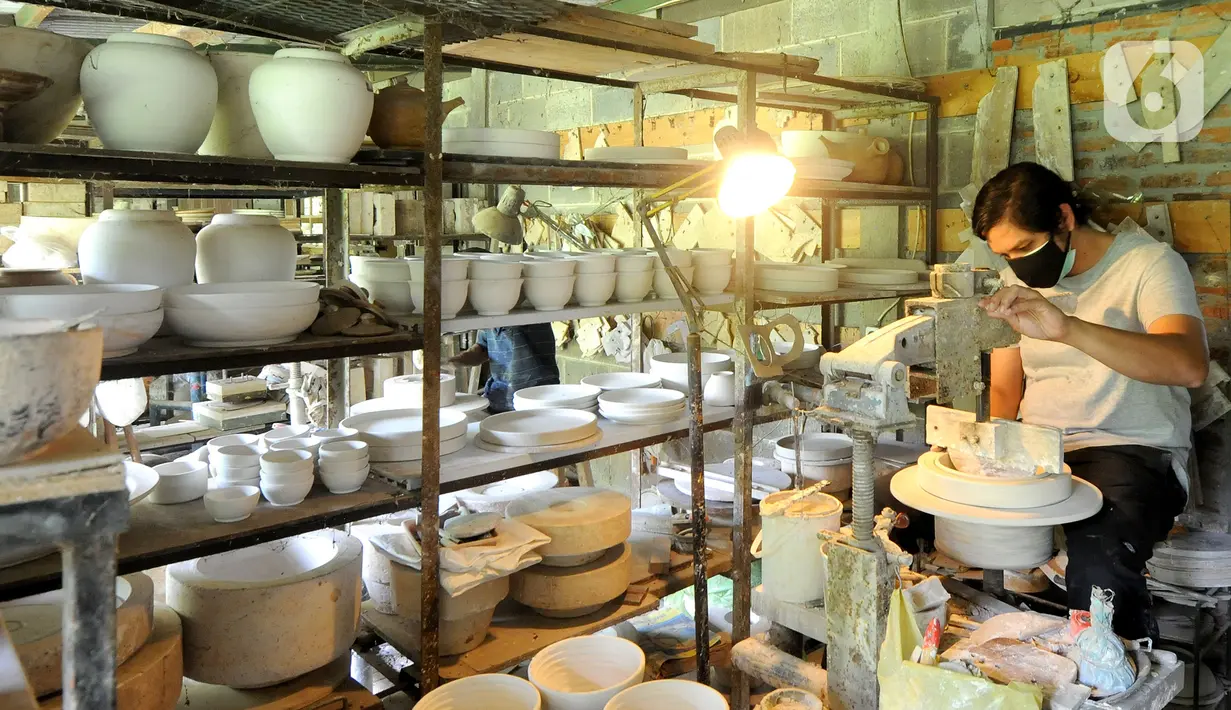 Perajin menyelesaikan pembuatan keramik secara handmade di Pekunden Pottery, Bojongsari, Depok, Jawa Barat, Rabu  (22/9/2021). Keramik berbahan tanah liat tersebut dijual dengan harga Rp 50 ribu hingga Rp 4 juta per buah, tergantung ukuran dan tingkat kesulitan. (merdeka.com/Arie Basuki)