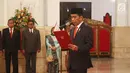 Presiden Joko Widodo membacakan sumpah para duta besar yang dilantik di Istana Negara, Jakarta, Kamis (18/5). Para duta besar ini dilantik berdasarkan Keputusan Presiden Nomor 57 P Tahun 2017 tentang. (Liputan6.com/Angga Yuniar)