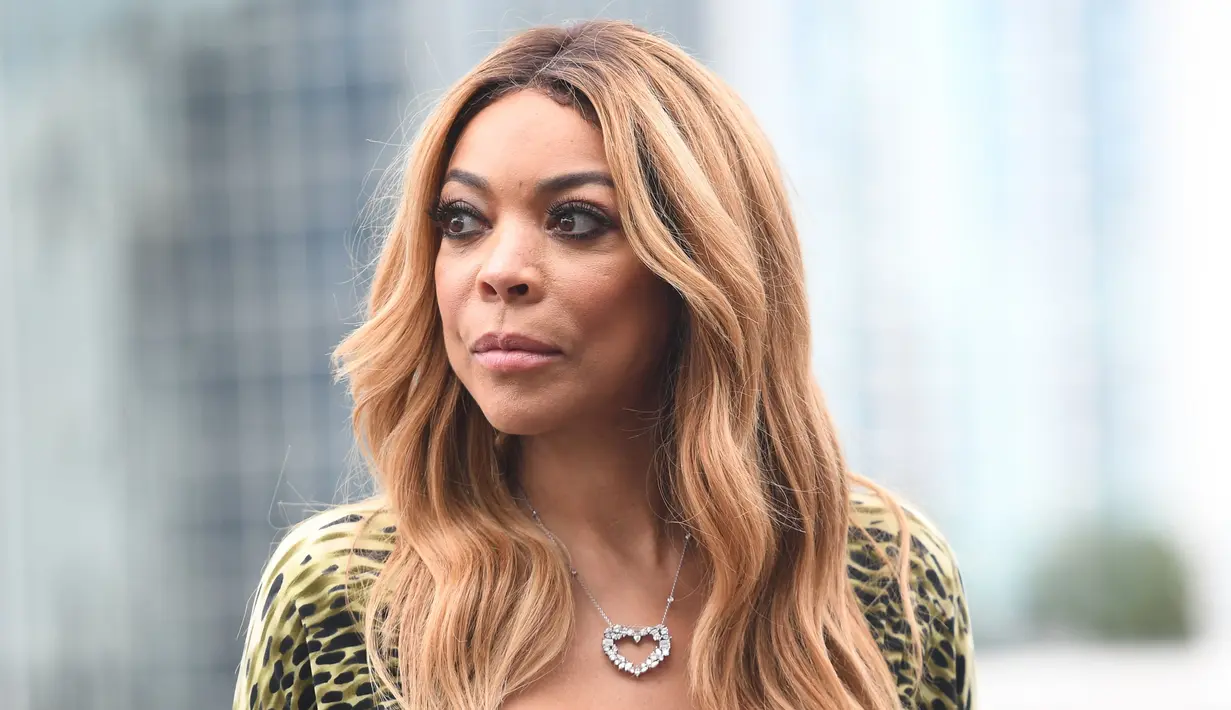 Wendy Williams kepanasan karena menggunakan kostum Patung Liberty saat halloween di acaranya. Ia pun tumbang di tengah acara live pada Oktober 2017 lalu. (Page Six)