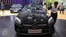 Pekerja mengelap mobil Mercedez Benz AMG SLC 43 saat peluncuran tujuh mobil terbaru Mercedes Benz di Gaikindo Indonesia International Auto Show (GIIAS), ICE BSD, Tangsel, Kamis (11/8). (Liputan6.com/Fery Pradolo)