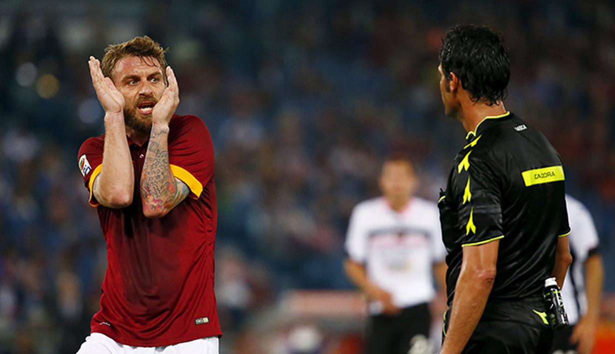 Ekspresi Daniele De Rossi gelandang AS Roma pada Luigi Nasca wasit Serie A di Stadion Olimpico. (Reuters/Tony Gentile)
