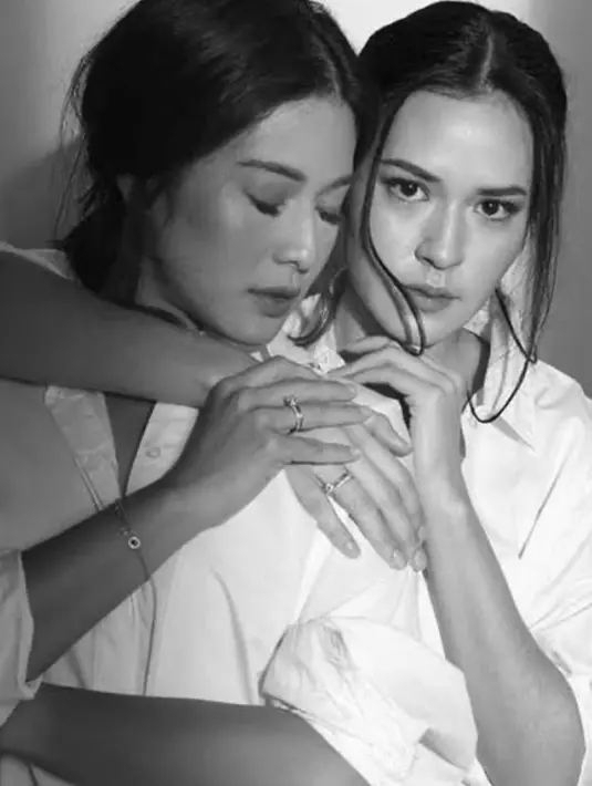 Raisa, yang dikenal sebagai istri Hamish Daud, tampil lembut dengan ekspresi penuh emosi. Sementara itu, Dian Sastro memperlihatkan tatapan tajam yang kuat, memancarkan pesona awet muda yang memesona. Detail gaya pemotretan mereka mencuri perhatian dengan sentuhan minimalis nan elegan. (Liputan6.com/Tiktok/@penggemarnicsap)