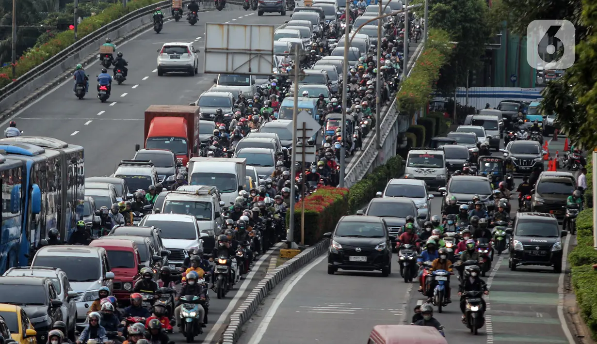 Selama bulan Ramadhan tahun ini, pihak kepolisian memprediksi waktu terjadinya kemacetan di Jakarta akan bergeser lebih awal. (Liputan6.com/Johan Tallo)