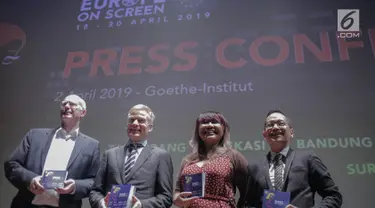 Duta Besar Uni Eropa untuk Indonesia Vincent Guerend (kedua kiri), Direktur Goethe-Institut Stefan Dreyer (kiri) serta Festival Co-Director Meninaputri Wismurti (dua kanan) dan Nauval Yazid usai konferensi pers jelang Europe on Screen di Jakarta, Selasa (2/4). (Liputan6.com/Faizal Fanani)