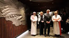 Presiden Jerman Frank-Walter Steinmeier (kedua dari kanan) dan Ibu Negara Elke Buedenbender (kedua dari kiri) berpose bersama Menteri Agama dan Imam Besar Masjid Istiqlal Indonesia Nasaruddin Umar (kiri) dan Uskup Agung Jakarta, Kardinal Ignatius Suharyo Hardjoatmodjo, di dalam Terowongan Persahabatan, sebuah lorong bawah tanah yang menghubungkan Masjid Istiqlal dan Katedral Jakarta, Senin 15 Juni 2026. (Yasuyoshi Chiba/AFP)