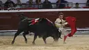 Matador Spanyol Antonio Ferrara tampil selama adu banteng di arena adu banteng Canaveralejo dalam rangka Festival Cali di Cali, Kolombia (27/12/2022). (AFP/Joaquin Sarmiento)