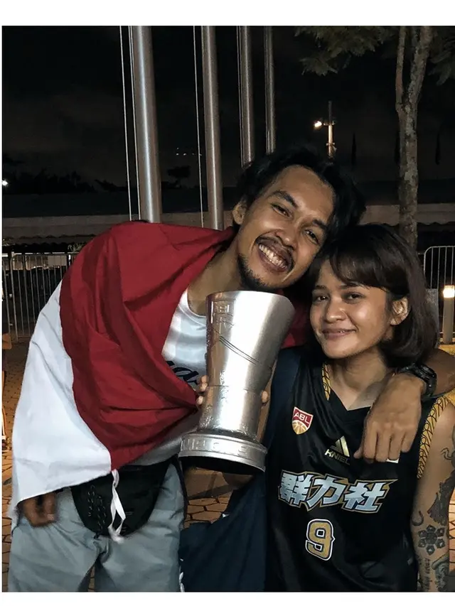 Jarang Tersorot, Ini 7 Momen Kebersamaan Sandy Kusuma Kapten CLS Knight dengan Sang Istri