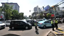Polisi mengatur kemacetan lalu lintas saat uji coba sistem satu arah (SSA) di Jalan H Agus Salim dan Jalan KH Wahid Hasyim, Jakarta, Selasa (9/10). Uji coba ini berlangsung setiap pukul 09.00 WIB hingga 20.00 WIB. (Merdeka.com/Iqbal Nugroho)