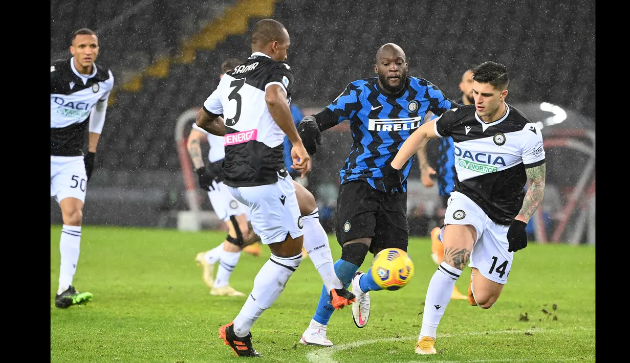 Pemain Inter Milan, Romelu Lukaku (tengah) dibayang-bayangi pemain Udinese dalam laga lanjutan Liga Itali 2020/2021 di Friuli stadium, Minggu (24/1/2021) dini hari. (Foto: AFP/Vincenzo Pinto)