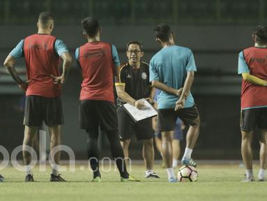 Pelatih Arema, Aji Santoso, saat menggelar latihan jelang lawan Persija di Stadion Patriot, Bekasi, Rabu, (31/05/2017). Arema siap mencuri poin di kandang Persija. (Bola.com/M Iqbal Ichsan)