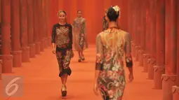 Seorang model mengenakan busana desainer Biyan Wanaatmadja dalam koleksi terbaru untuk Women's Wear Spring Summer 2017 di Jakarta Selatan, Rabu (1/6/2016). Koleksi sebanyak 102 outfit itu bertajuk Benang Merah. (Liputan6.com/Gempur M Surya)