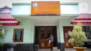 Pekerja melakukan penyemprotan disinfektan di hotel yang berada di area SMK Negeri 27 Jakarta, Selasa (21/4/2020). Pemprov DKI Jakarta menyiapkan sejumlah sekolah sebagai tempat tinggal tenaga medis dan ruang isolasi pasien virus corona COVID-19. (Liputan6.com/Faizal Fanani)