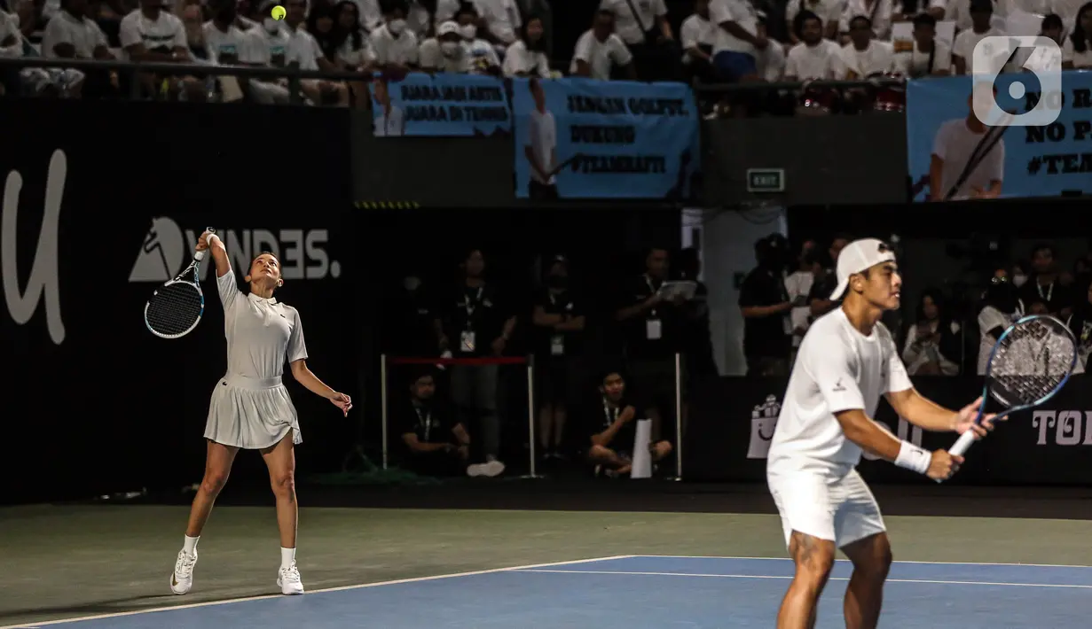 Pasangan ganda campuran Dion Wiyoko/Enzy Storia saat melawan Gading Marten/Wulan Guritno pada pertandingan pembuka Tiba Tiba Tenis di Tennis Indoor Senayan, Jakarta, Sabtu (12/11/2022). Pasangan Dion Wiyoko/Enzy Storia berhasil mengalahkan Gading Marten/Wulan Guritno dua set langsung dengan skor meyakinkan, 6-2 dan 6-3. (Liputan6.com/Johan Tallo)