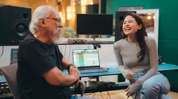 Ketika pertama kali menyerahkan lagu "Puisi Kota" kepada Iwan Fals, Maudy memberikan kebebasan penuh untuk mengubah atau menyempurnakan lagu tersebut. Namun, Iwan langsung menerima tanpa revisi, membuat Maudy terkejut dan merasa tersanjung atas apresiasi yang diberikan. (Liputan6y.com/IG/@maudyayunda)